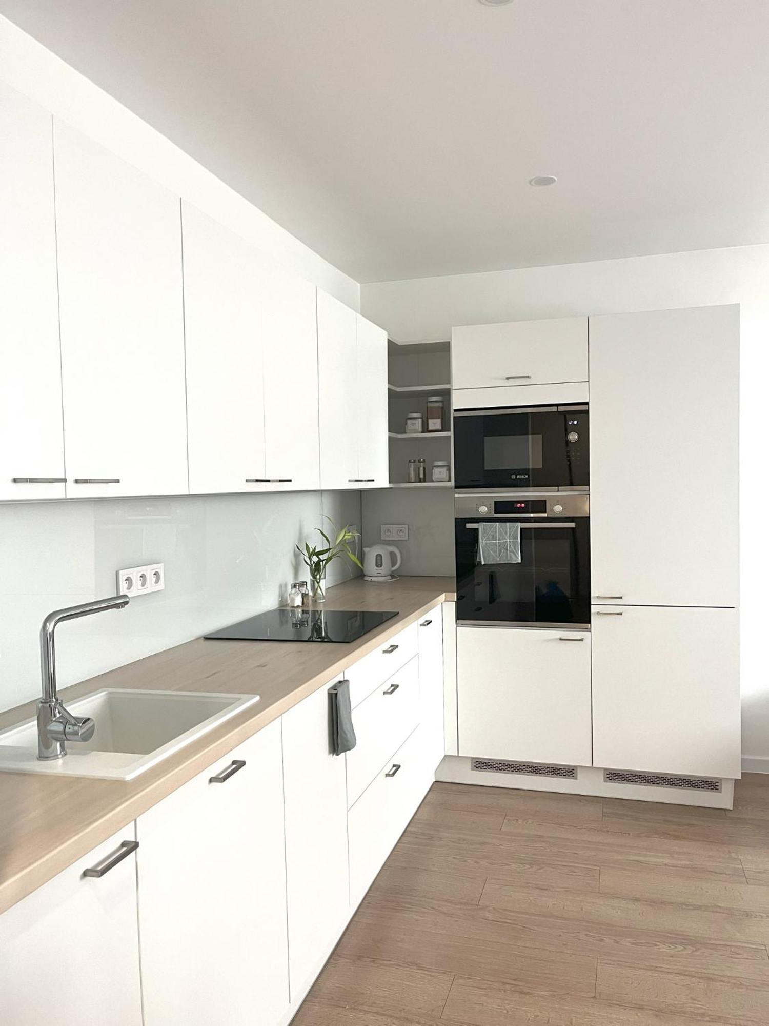 Elegant Escape Apartment III - Free Parking, Easy Access To City Center Pozsony Kültér fotó