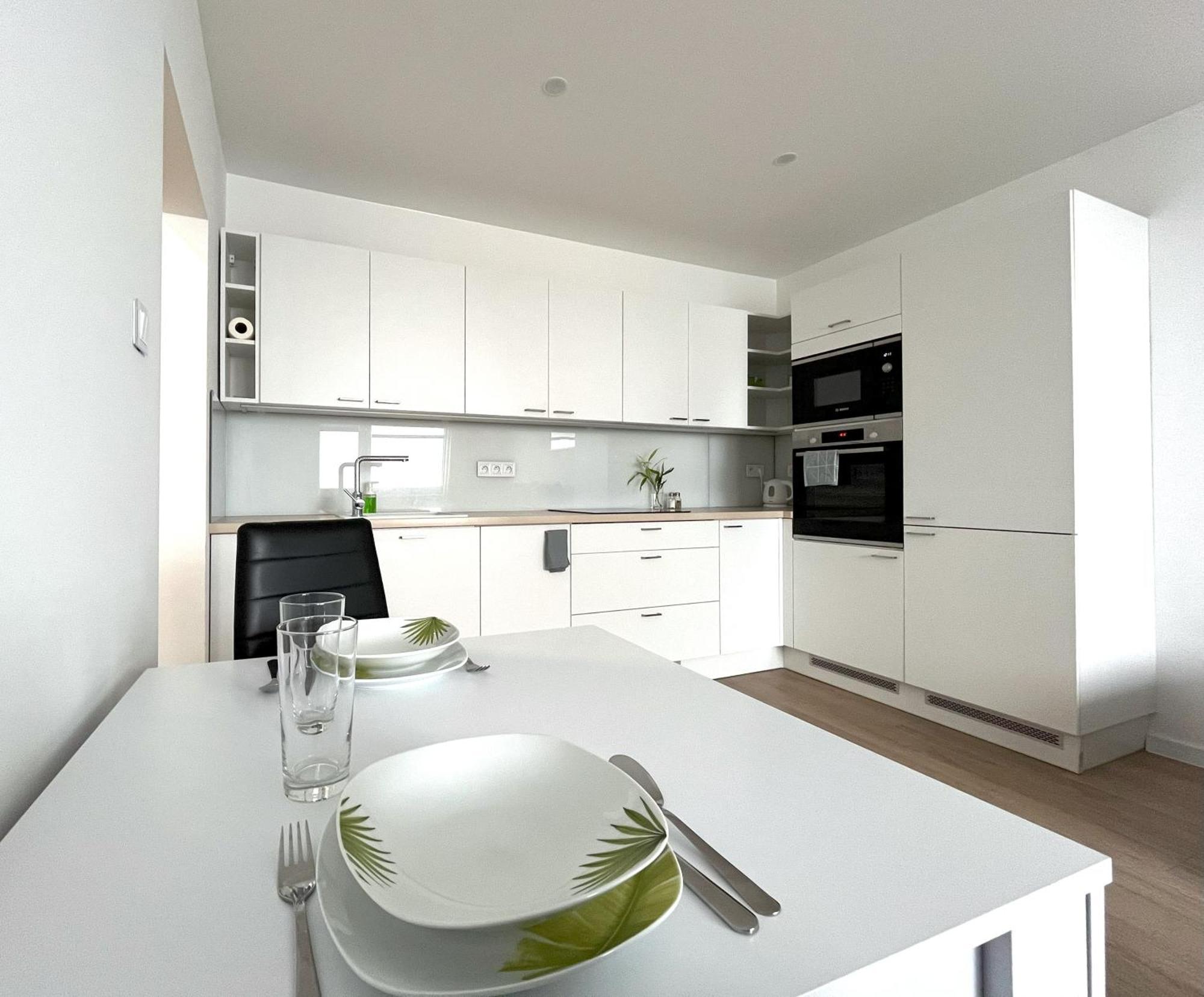 Elegant Escape Apartment III - Free Parking, Easy Access To City Center Pozsony Kültér fotó