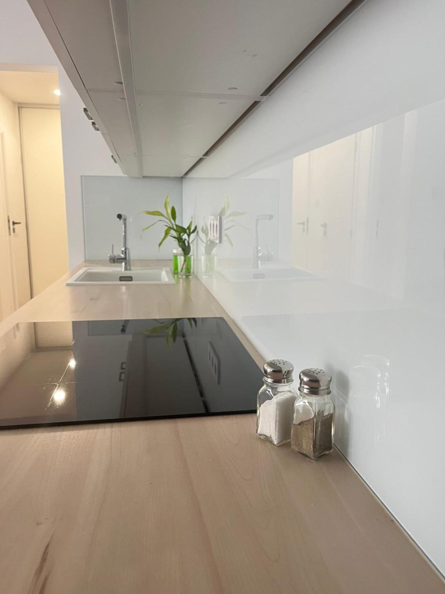 Elegant Escape Apartment III - Free Parking, Easy Access To City Center Pozsony Kültér fotó