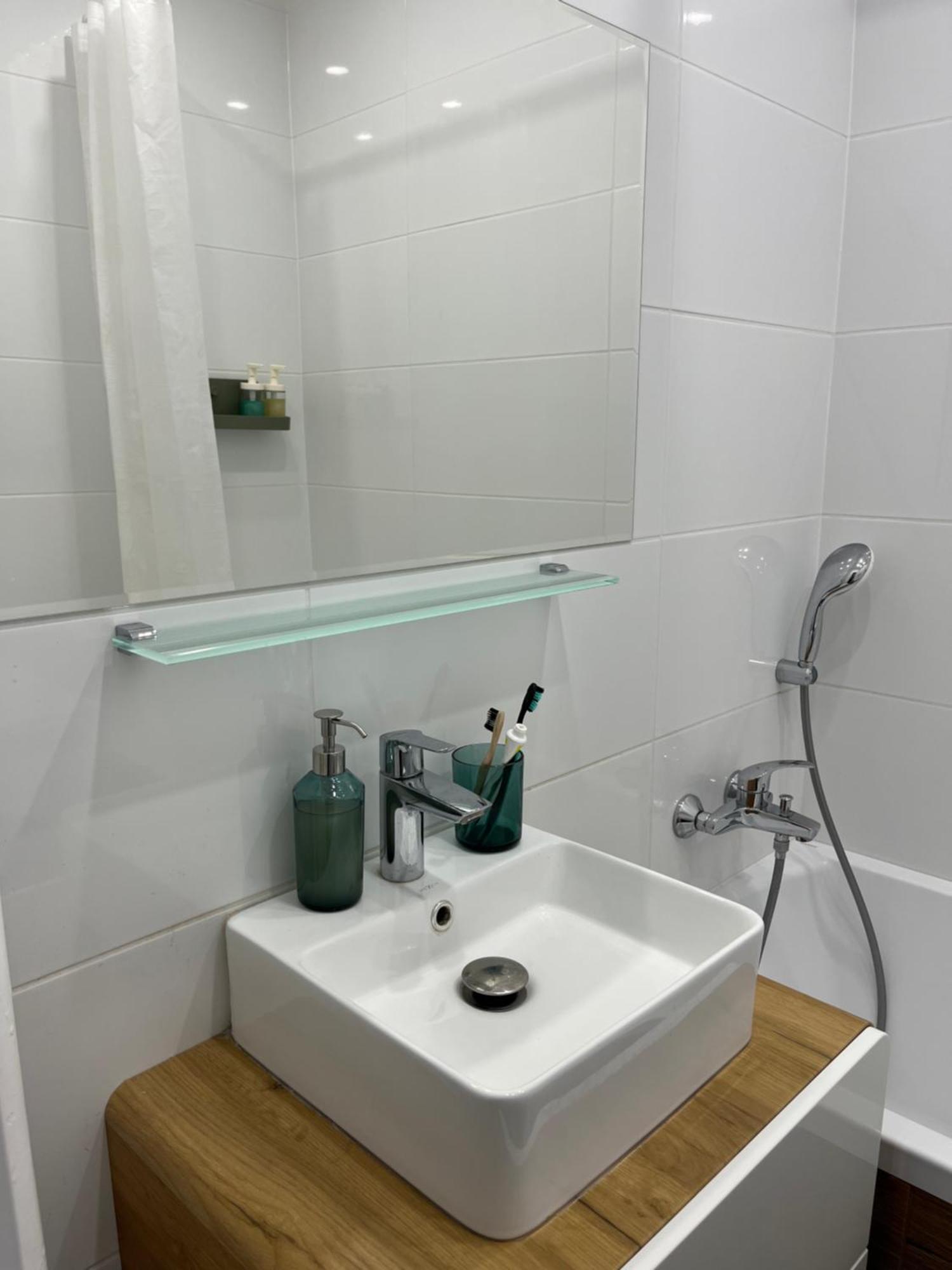 Elegant Escape Apartment III - Free Parking, Easy Access To City Center Pozsony Kültér fotó